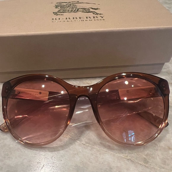 Brand New in box Burberry sunglasses - Picture 2 of 11